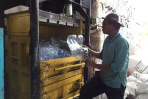 Read more about the article Antusiasnya Warga Menabung di Bank Sampah Induk Surabaya
