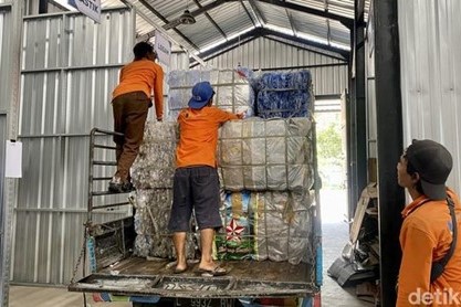 Read more about the article Melihat Operasional Bank Sampah Induk Surabaya yang Tampung 55 Kategori Sampah