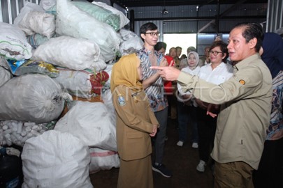 Read more about the article Menteri Lingkungan Hidup Tinjau Pengelolaan Sampah di Surabaya